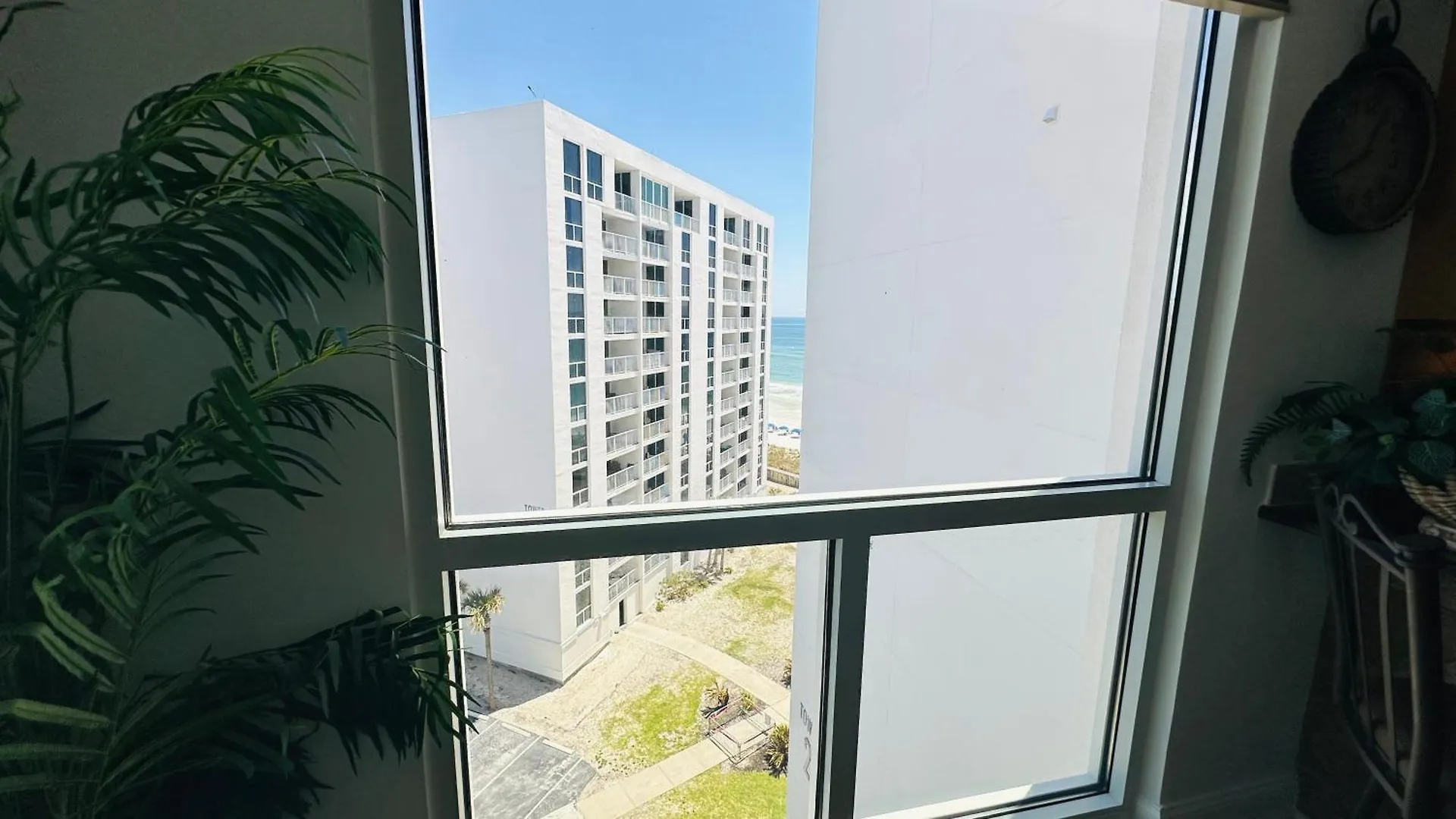 Beachfront - Huge, 3Bdr-2Ba Condo Sleeps 10 People, Great For Groups Destin Apartment