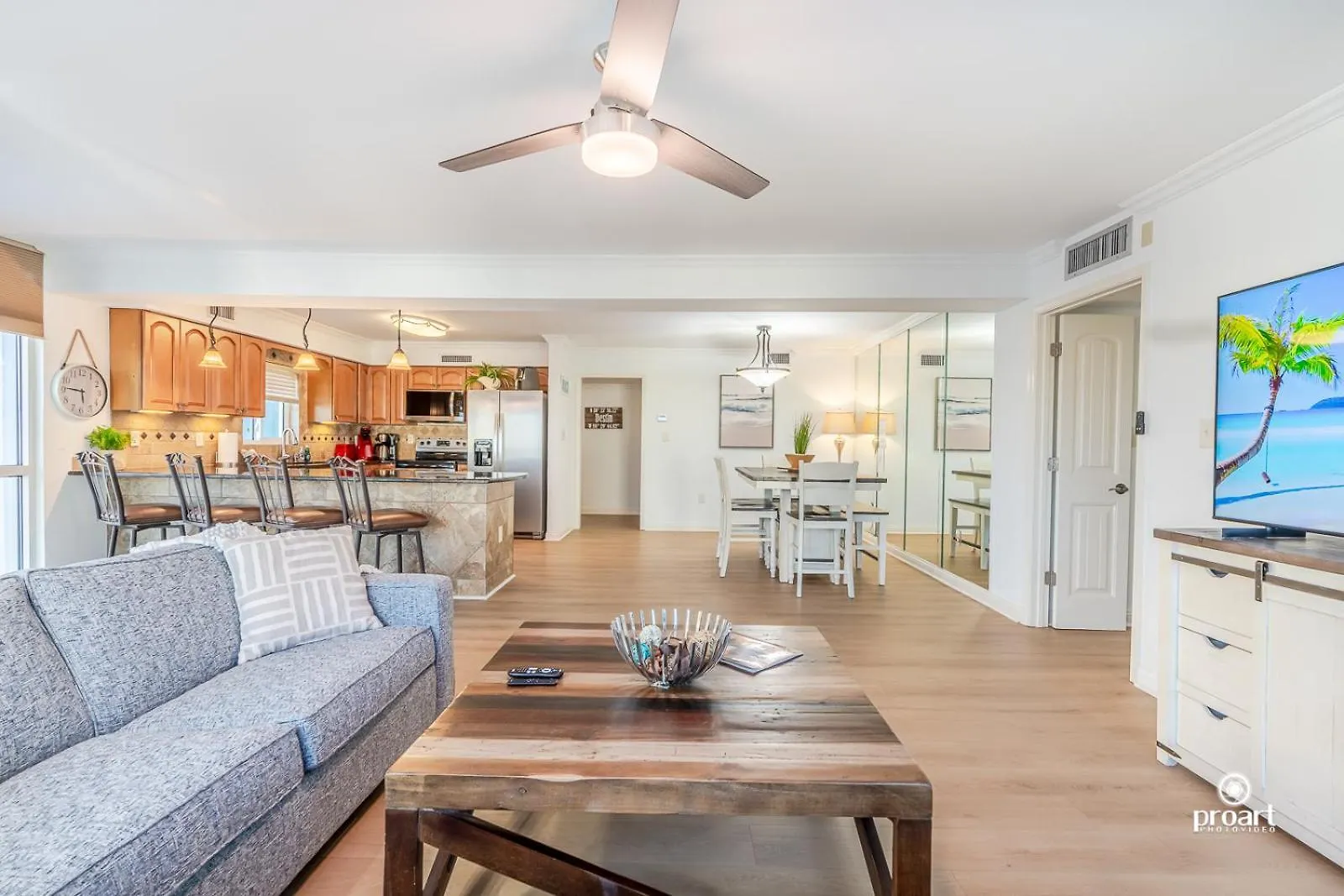 Beachfront - Huge, 3Bdr-2Ba Condo Sleeps 10 People, Great For Groups Destin