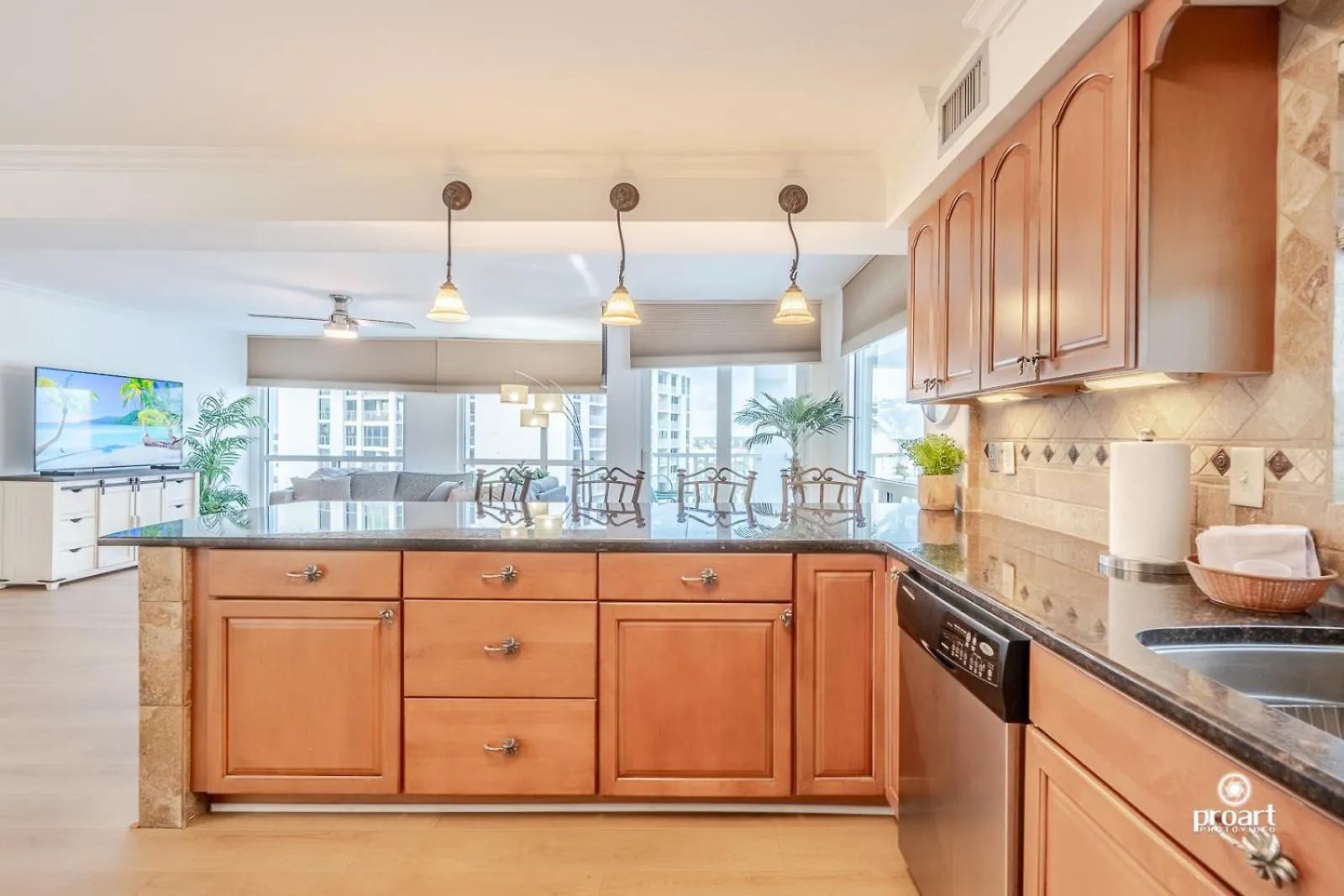 Beachfront - Huge, 3Bdr-2Ba Condo Sleeps 10 People, Great For Groups Destin