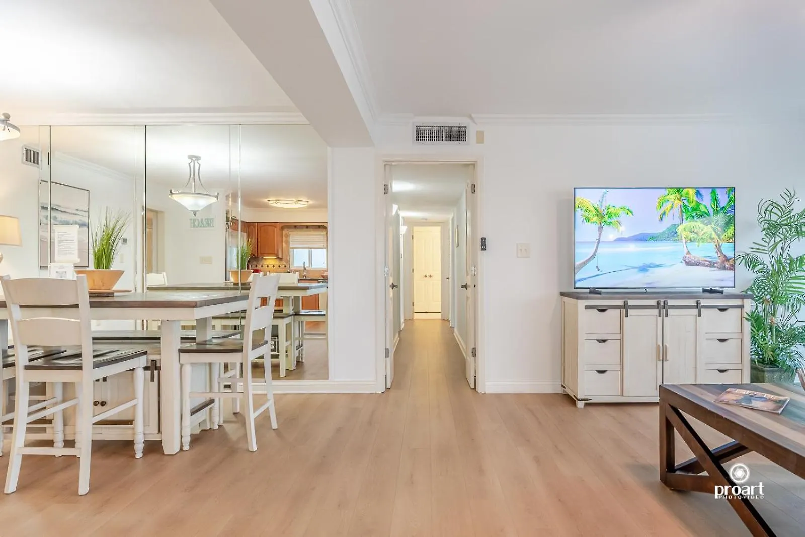 Beachfront - Huge, 3Bdr-2Ba Condo Sleeps 10 People, Great For Groups Destin