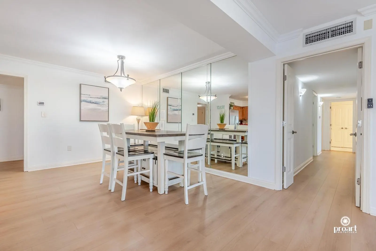 Beachfront - Huge, 3Bdr-2Ba Condo Sleeps 10 People, Great For Groups Destin Apartment