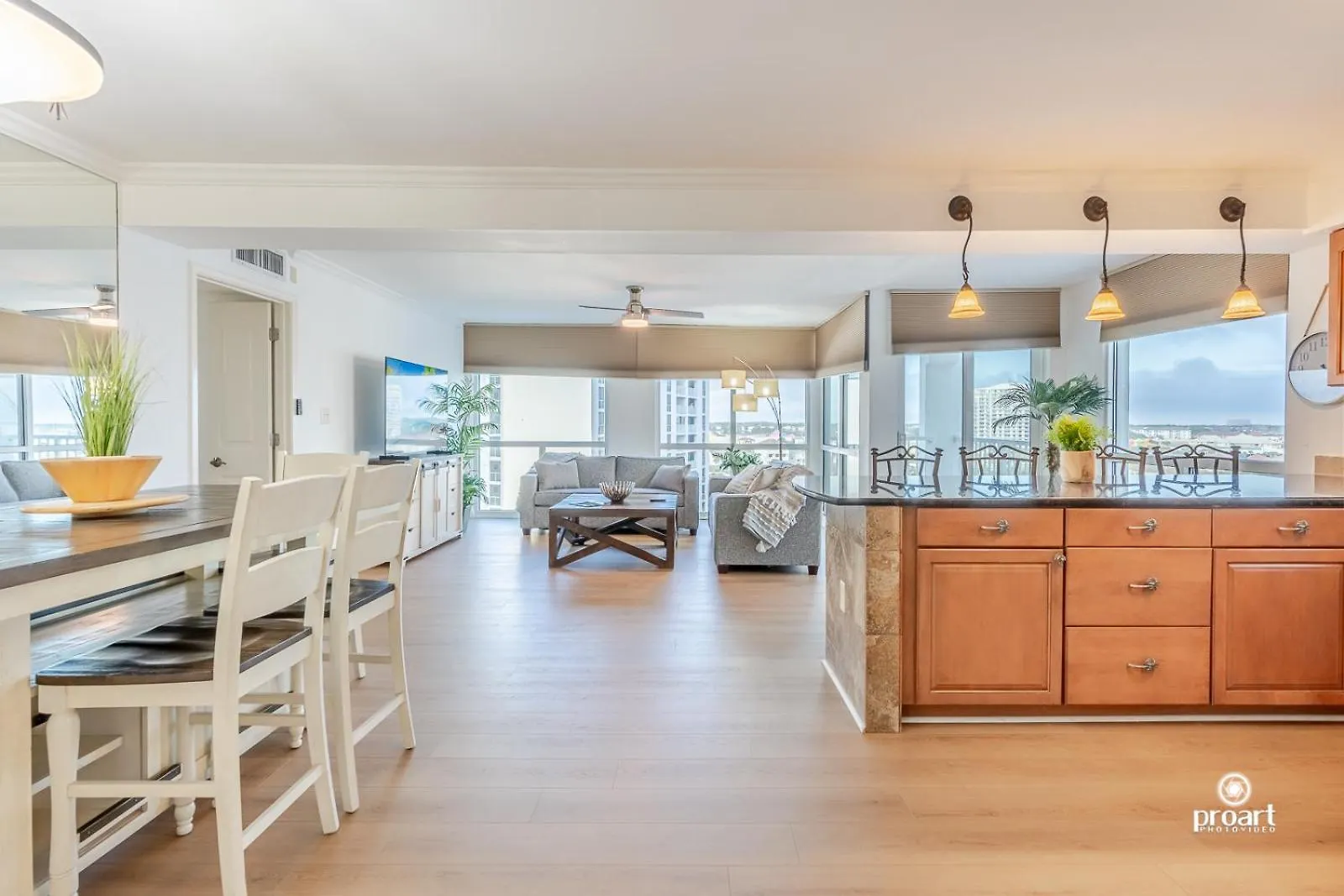 Beachfront - Huge, 3Bdr-2Ba Condo Sleeps 10 People, Great For Groups Destin Apartment
